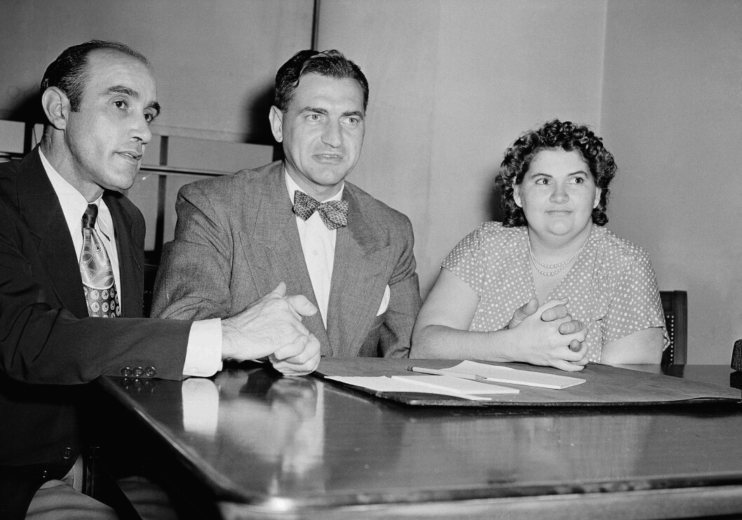 RAYMOND MARTINEZ FERNANDEZ OG MARTHA JULE BECK: Parret som drepte omkring 20 kvinner sammen ble forsvart av advokaten i midten, men ble begge dømt til døden og henrettet til elektriske stoler. Foto: Ap RAYMOND MARTINEZ FERNANDEZ OG MARTHA JULE BECK: Parret som drepte omkring 20 kvinner sammen ble forsvart av advokaten i midten, men ble begge dømt til døden og henrettet til elektriske stoler. Foto: Ap