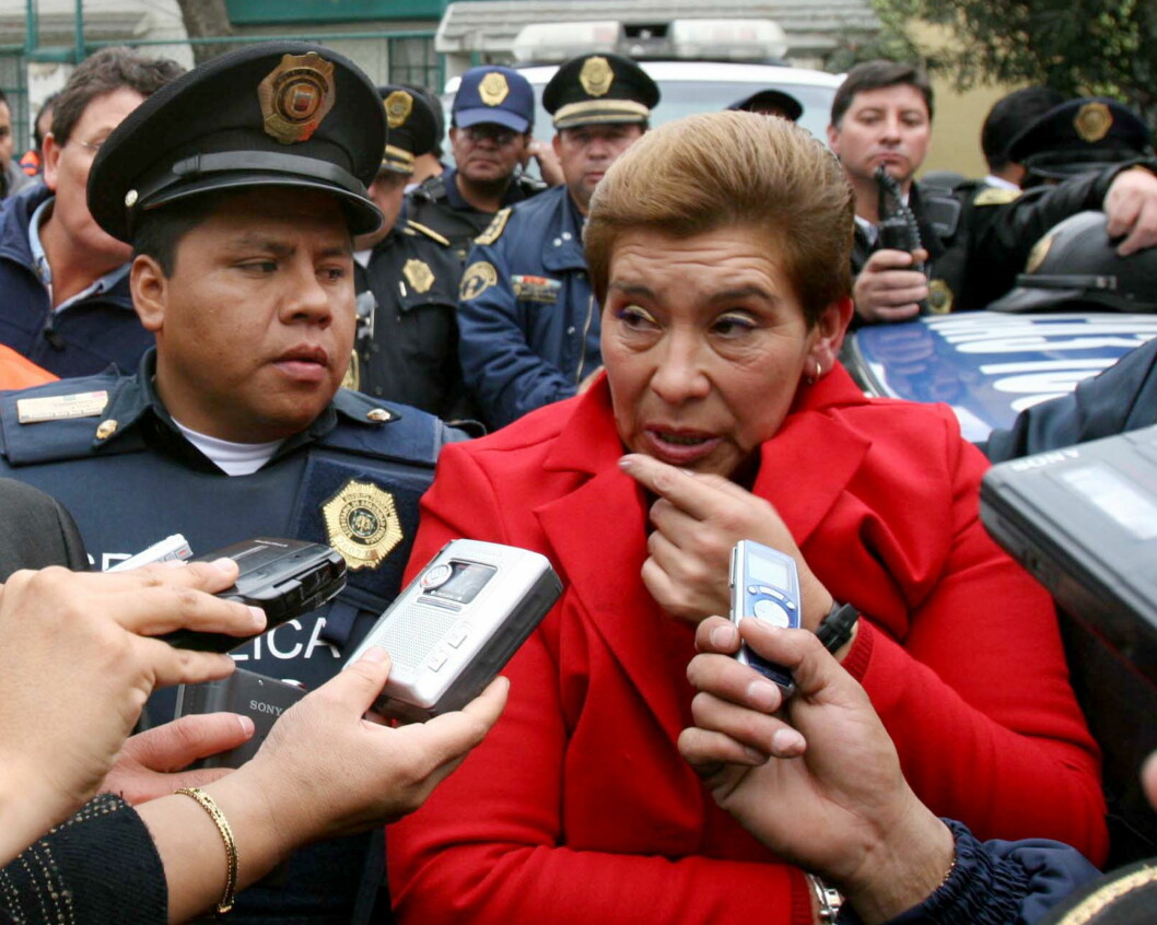 JUANA BARRAZA: Her blir «The Old Lady Killer» ledet av politiet i Mexico etter at hun ble arrestert for drapene på en rekke eldre kvinner. Foto: REUTERS JUANA BARRAZA: Her blir «The Old Lady Killer» ledet av politiet i Mexico etter at hun ble arrestert for drapene på en rekke eldre kvinner. Foto: REUTERS
