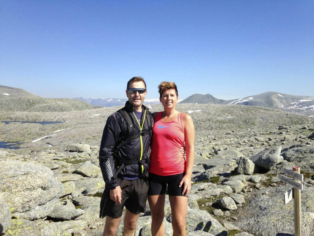 FØR SYKDOMMEN: Reinert og Judit på tur før sykdommen. – Han har vært en klippe, sier Judit. Foto: Haakon Nordvik FØR SYKDOMMEN: Reinert og Judit på tur før sykdommen. – Han har vært en klippe, sier Judit. Foto: Haakon Nordvik