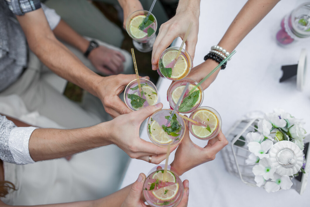 DRIKKER SJELDNERE:Hvor ofte vi drikker har faktisk noe å si for hvor godt kroppen tåler alkoholen. Og når vi blir eldre er det ofte litt lengre mellom de store festene. Foto: Shutterstock / Tsiomashko Denis DRIKKER SJELDNERE:Hvor ofte vi drikker har faktisk noe å si for hvor godt kroppen tåler alkoholen. Og når vi blir eldre er det ofte litt lengre mellom de store festene. Foto: Shutterstock / Tsiomashko Denis