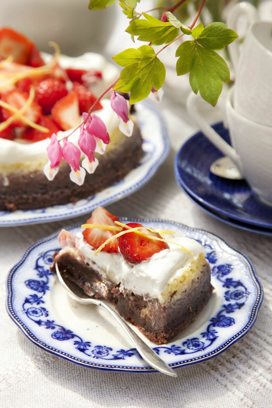 BROWNIE MED SITRONKREM: Mørk sjokolade og jordbær er en fantastisk kombinasjon. Her er kaken i tillegg toppet med en frisk sitronkrem. Det er bare å glede seg! Foto: Anette Nilsson BROWNIE MED SITRONKREM: Mørk sjokolade og jordbær er en fantastisk kombinasjon. Her er kaken i tillegg toppet med en frisk sitronkrem. Det er bare å glede seg! Foto: Anette Nilsson