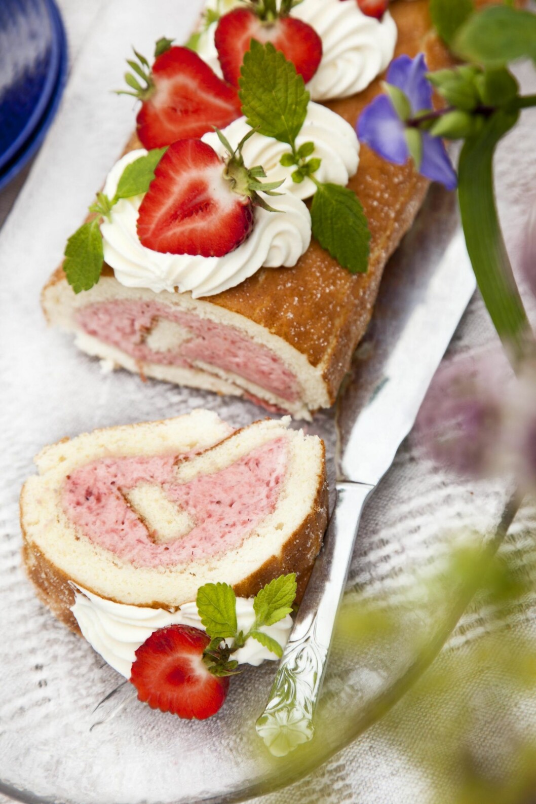 MOUSSEFYLT JORDBÆRRULL: Rullekake er en klassiker som aldri går av moten. Her får du den i en sommerlig variant med deilig moussefyll. Foto: Anette Nilsson MOUSSEFYLT JORDBÆRRULL: Rullekake er en klassiker som aldri går av moten. Her får du den i en sommerlig variant med deilig moussefyll. Foto: Anette Nilsson
