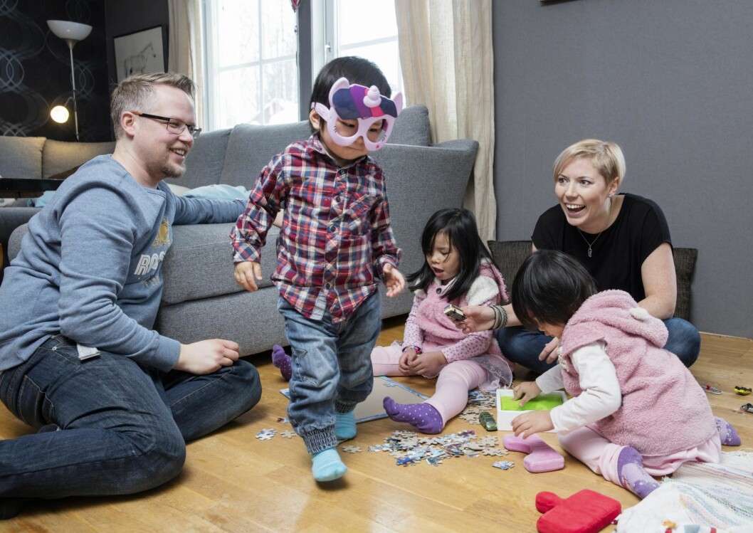 <strong>TREBARNSFORELDRE:</strong> - Vi ville ikke kunne leve med å ha delt opp en søskenflokk, sier Clas og Christina. Foto: Tomas Bergman/All Over Press <strong>TREBARNSFORELDRE:</strong> - Vi ville ikke kunne leve med å ha delt opp en søskenflokk, sier Clas og Christina. Foto: Tomas Bergman/All Over Press