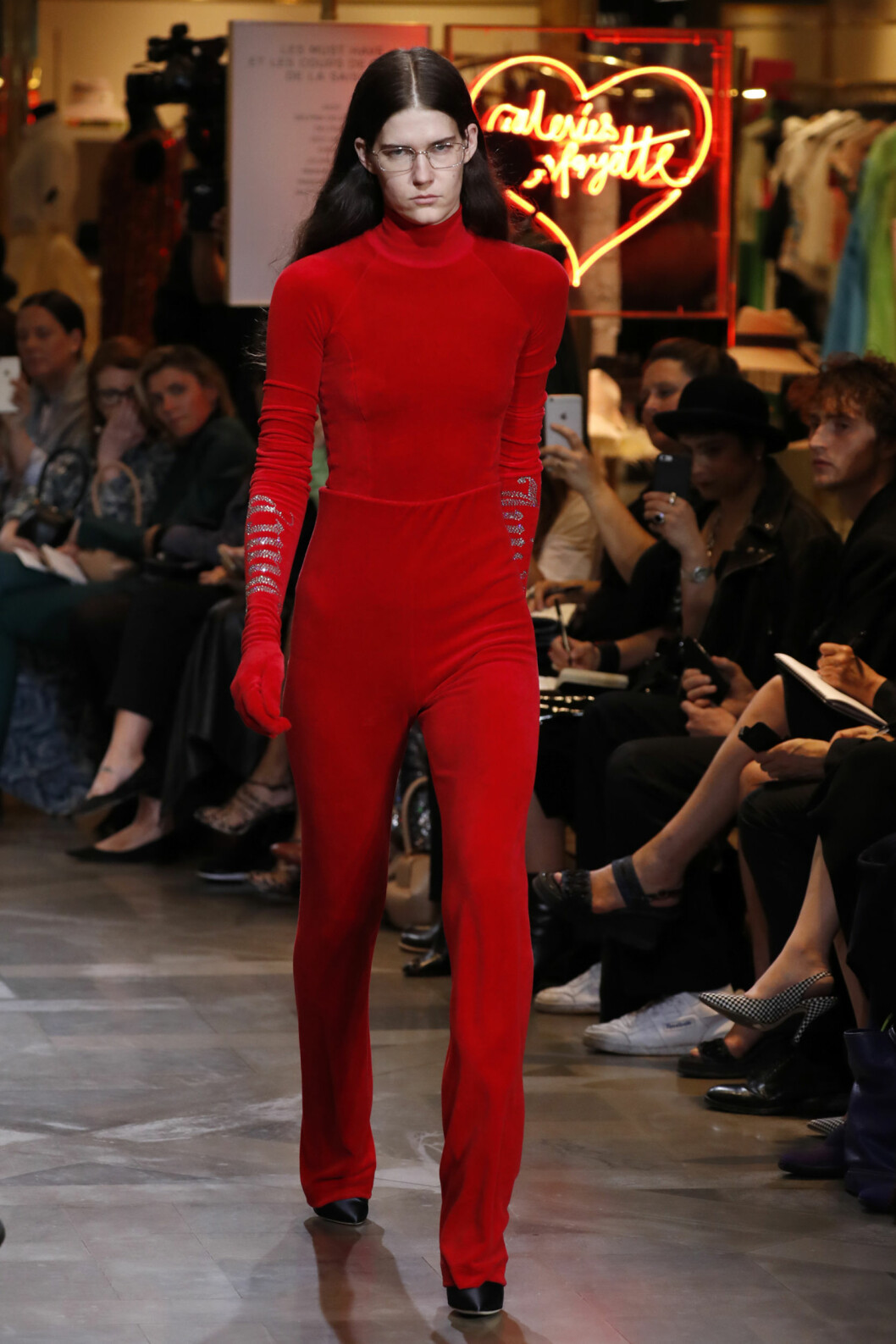 <strong>KOSEDRESSEN ER TILBAKE:</strong> Franske Vetements hadde tolker sin egen versjon av kosedressen til Juicy Couture under haute couture-uken i Paris. Foto: Reuters <strong>KOSEDRESSEN ER TILBAKE:</strong> Franske Vetements hadde tolker sin egen versjon av kosedressen til Juicy Couture under haute couture-uken i Paris. Foto: Reuters