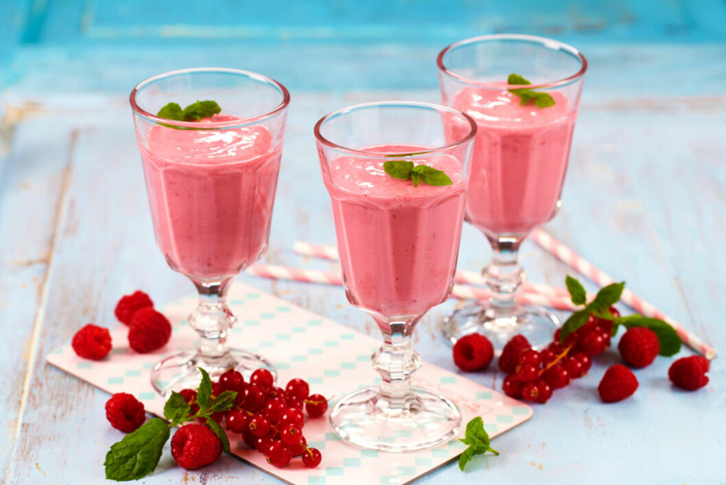 SMOOTHIES MED BRINGEBÆR OG RIPS: De røde bærene gir denne smoothisen en nydelig farge. Foto: Synøve Dreyer SMOOTHIES MED BRINGEBÆR OG RIPS: De røde bærene gir denne smoothisen en nydelig farge. Foto: Synøve Dreyer