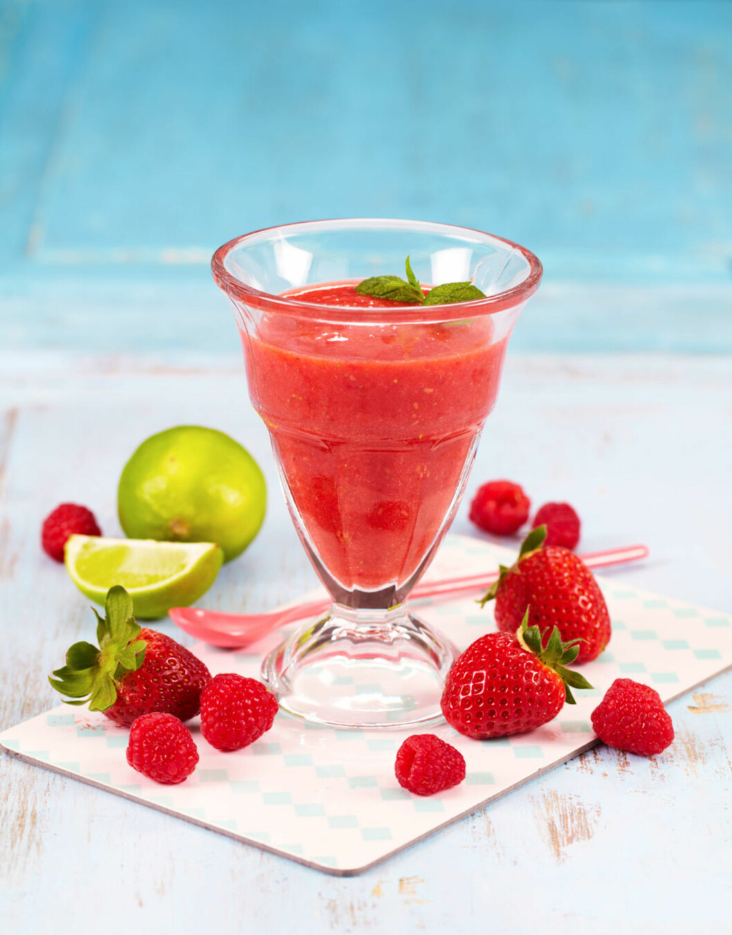 SMOOTHIES MED JORDBÆR OG BRINGEBÆR: Denne smoothiesen inneholder kun bær og juice. Foto: Synøve Dreyer SMOOTHIES MED JORDBÆR OG BRINGEBÆR: Denne smoothiesen inneholder kun bær og juice. Foto: Synøve Dreyer