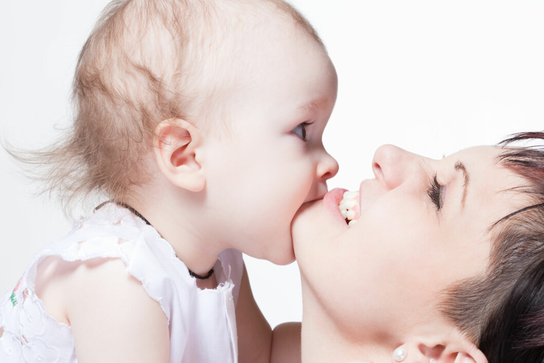 SMAKE PÅ MOR: Barn går gjennom en oral fase der de putter alt i munnen, og kanskje tar man med seg litt av dette videre i livet. Foto: Shutterstock / Levichev Dmitry SMAKE PÅ MOR: Barn går gjennom en oral fase der de putter alt i munnen, og kanskje tar man med seg litt av dette videre i livet. Foto: Shutterstock / Levichev Dmitry