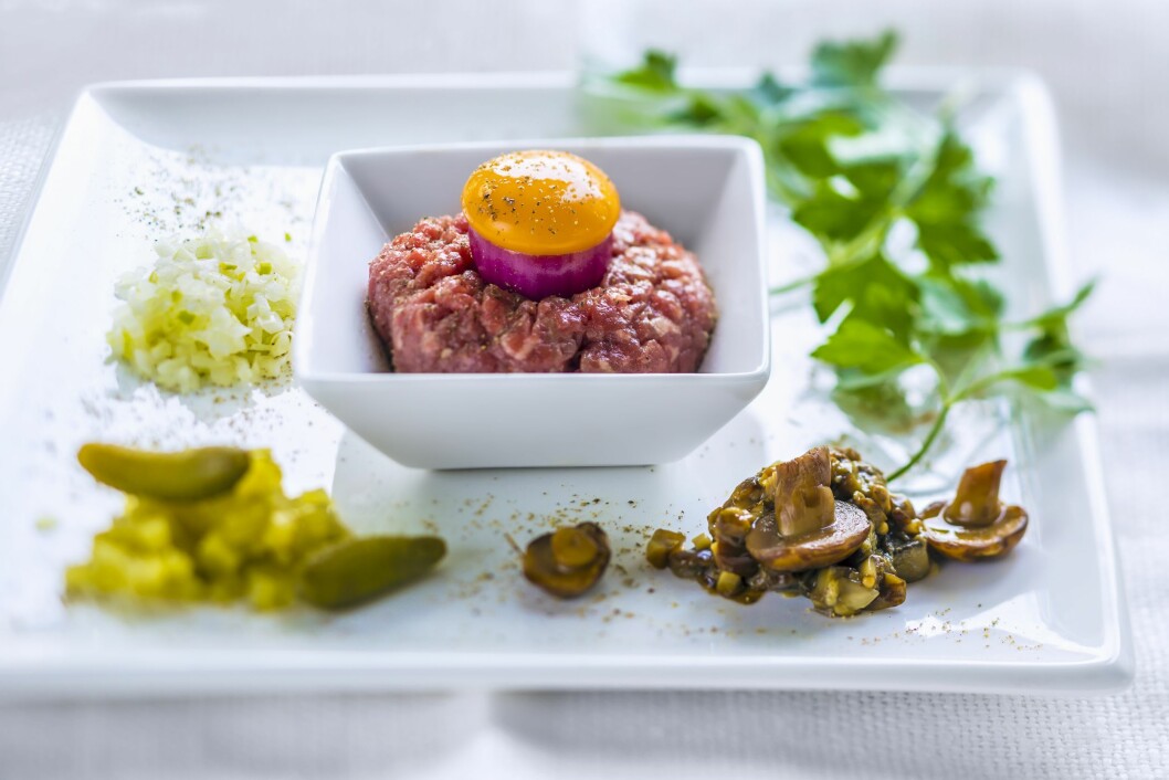 <strong>UNNGÅ DETTE:</strong> Vil du være ekstra forsiktig, så spis kun kjøtt som er gjennomstekt og unngå egg. Foto: Bon Appetit <strong>UNNGÅ DETTE:</strong> Vil du være ekstra forsiktig, så spis kun kjøtt som er gjennomstekt og unngå egg. Foto: Bon Appetit