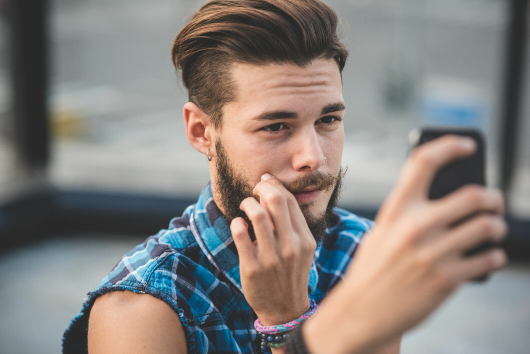 FORFENGELIG: Har han plutselig blitt veldig forfengelig, eller virker mer fjern og tilbaketrukket med telefonen sin? Da bør du være obs. Foto: Shutterstock / Eugenio Marongiu FORFENGELIG: Har han plutselig blitt veldig forfengelig, eller virker mer fjern og tilbaketrukket med telefonen sin? Da bør du være obs. Foto: Shutterstock / Eugenio Marongiu