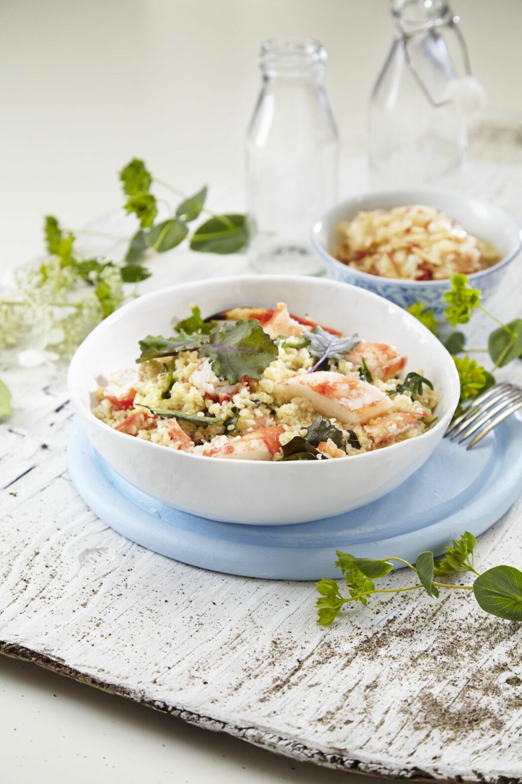 KONGEKRABBE I BULGUR MED FRISK DRESSING: Kongekrabbe er en eksklusiv råvare som vi gjør minst mulig med. Her som en salat med bulgur. Du kan lage salaten glutenfri ved å bruke quinoa i stedet for bulgur. Foto: Synøve Dreyer KONGEKRABBE I BULGUR MED FRISK DRESSING: Kongekrabbe er en eksklusiv råvare som vi gjør minst mulig med. Her som en salat med bulgur. Du kan lage salaten glutenfri ved å bruke quinoa i stedet for bulgur. Foto: Synøve Dreyer