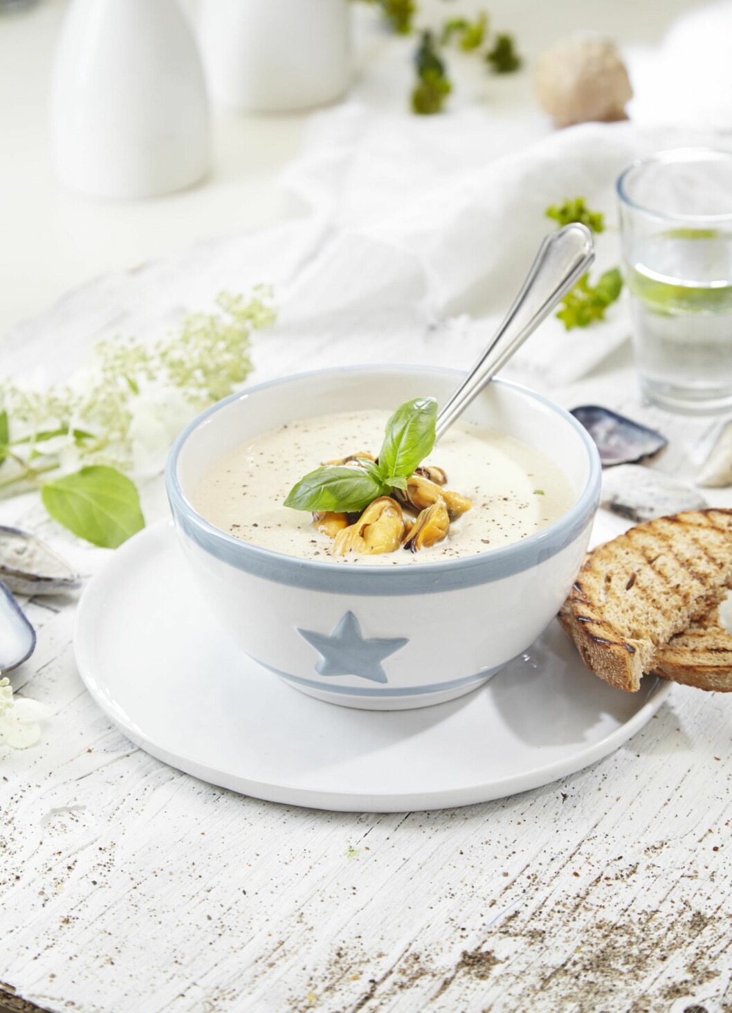 JORDSKOKKSUPPE MED BLÅSKJELL: Den delikate, lyse suppen kan serveres som en lett lunsj eller som forrett. Foto: Synøve Dreyer JORDSKOKKSUPPE MED BLÅSKJELL: Den delikate, lyse suppen kan serveres som en lett lunsj eller som forrett. Foto: Synøve Dreyer
