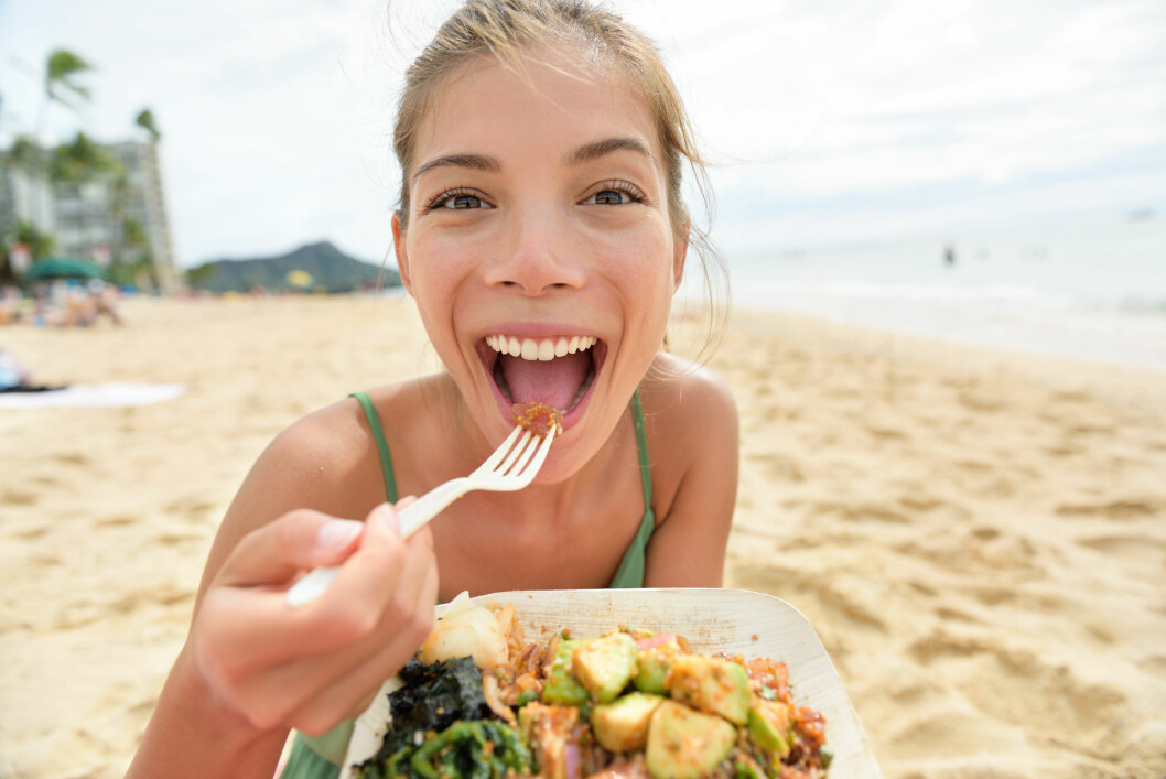 FRISTENDE: Ferie utenlands byr på mange kulinariske fristelser, men du bør sørge for å få i deg nok fiber og vann for å sørge for at fordøyelsen ikke stopper opp. Foto: Shutterstock / Maridav FRISTENDE: Ferie utenlands byr på mange kulinariske fristelser, men du bør sørge for å få i deg nok fiber og vann for å sørge for at fordøyelsen ikke stopper opp. Foto: Shutterstock / Maridav