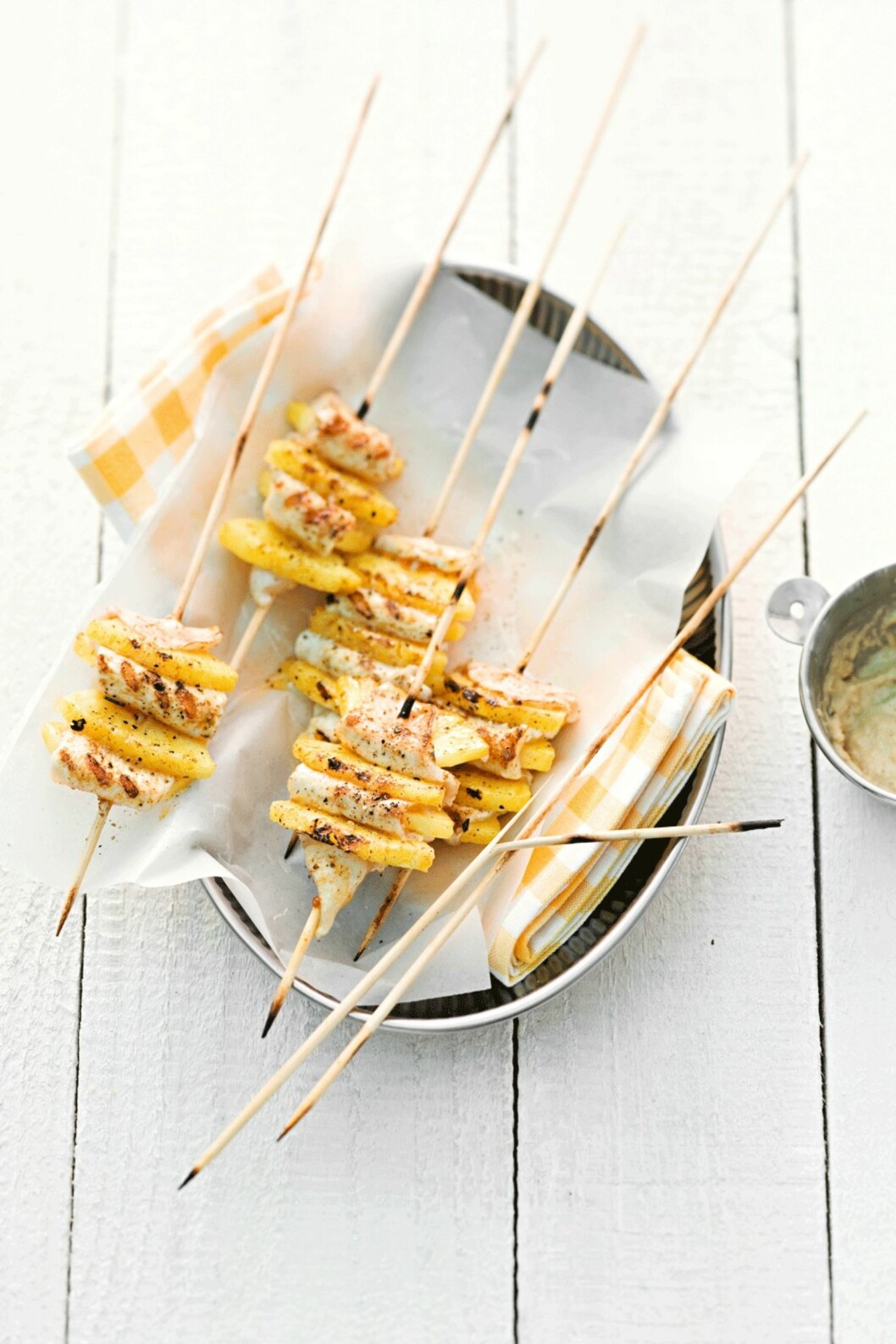 <strong>KYLLING- OG ANANASSPYD MED PEANØTTSAUS:</strong> Fryktelig gode grillspyd som er enkle å tilbrede. Foto: Ina Agency <strong>KYLLING- OG ANANASSPYD MED PEANØTTSAUS:</strong> Fryktelig gode grillspyd som er enkle å tilbrede. Foto: Ina Agency