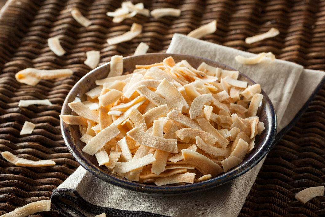 KOKOS: Kokos inneholder mye fett, så kokosnøttchips inneholder altså en god del mer kalorier enn en vanlig potetgullpose. Foto: Shutterstock / Brent Hofacker KOKOS: Kokos inneholder mye fett, så kokosnøttchips inneholder altså en god del mer kalorier enn en vanlig potetgullpose. Foto: Shutterstock / Brent Hofacker