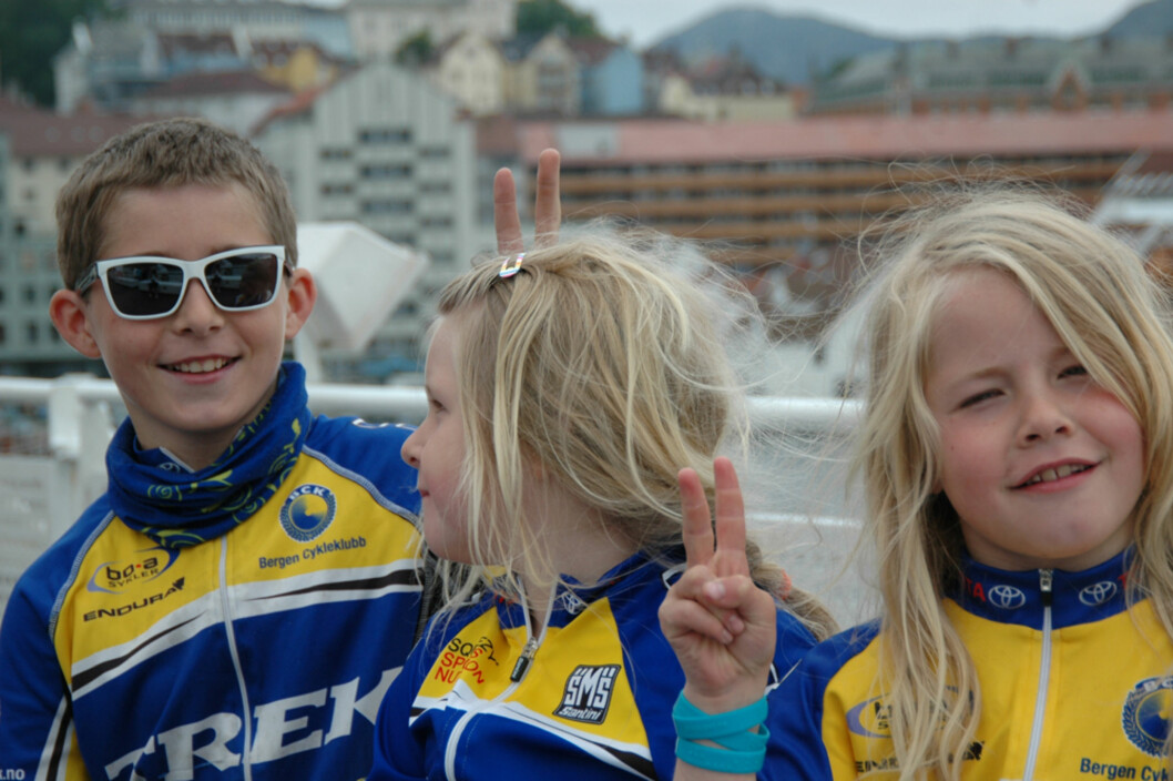 SPORTY GJENG: Både Erik, Helene og Christine er med i Bergen Cykleklubb. Her står de på havna i Bergen og er på vei til Danmark på sykkelferie i 2012.
Foto: Privat SPORTY GJENG: Både Erik, Helene og Christine er med i Bergen Cykleklubb. Her står de på havna i Bergen og er på vei til Danmark på sykkelferie i 2012.
Foto: Privat