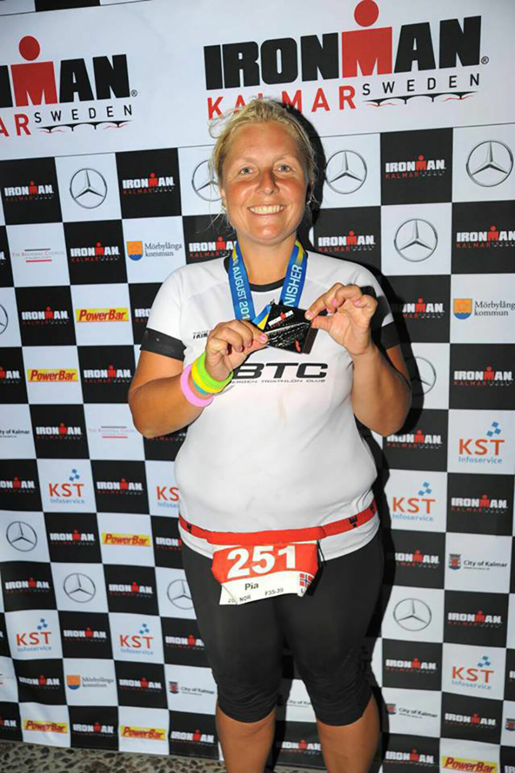I MÅL: Pia-Camilla i mål etter å ha fullført Ironman Kalmar høsten 2014. – Det var en stor seier, sier hun. Foto: Privat I MÅL: Pia-Camilla i mål etter å ha fullført Ironman Kalmar høsten 2014. – Det var en stor seier, sier hun. Foto: Privat