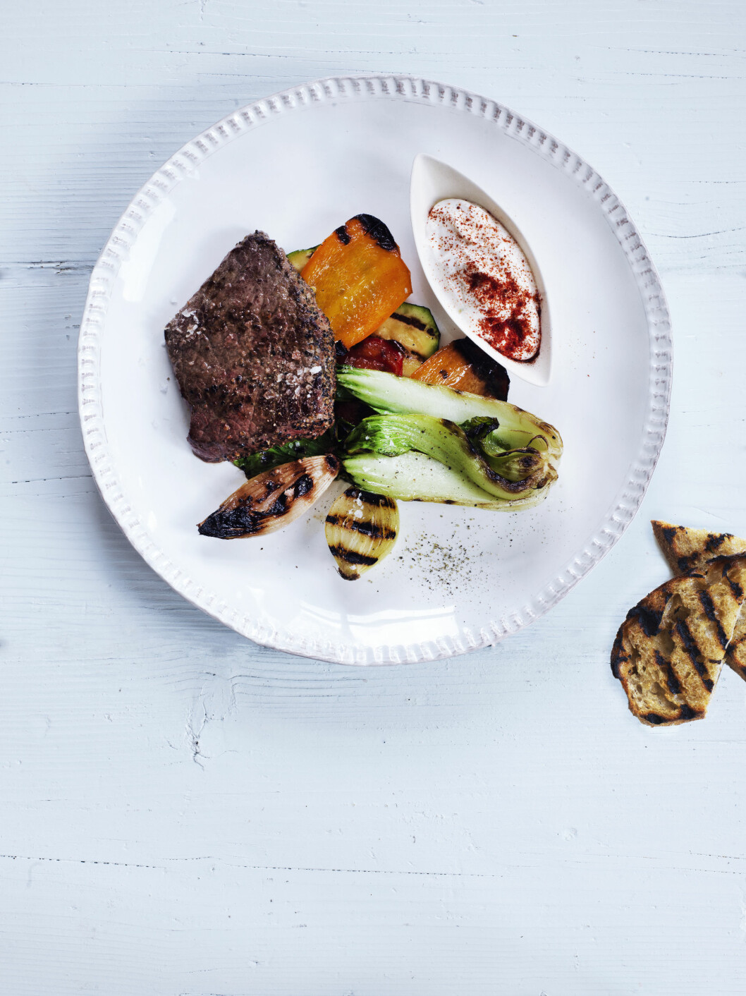 Pepperbiff med grillede grønnsaker og dipp Foto: All Over Press Pepperbiff med grillede grønnsaker og dipp Foto: All Over Press