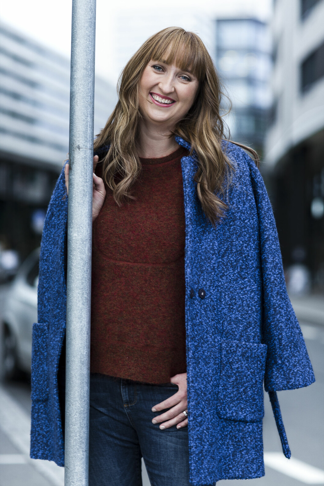 LANG JAKKE: En kåpe i en knall farge er både elegant og tøft! Foto: Astrid Waller LANG JAKKE: En kåpe i en knall farge er både elegant og tøft! Foto: Astrid Waller