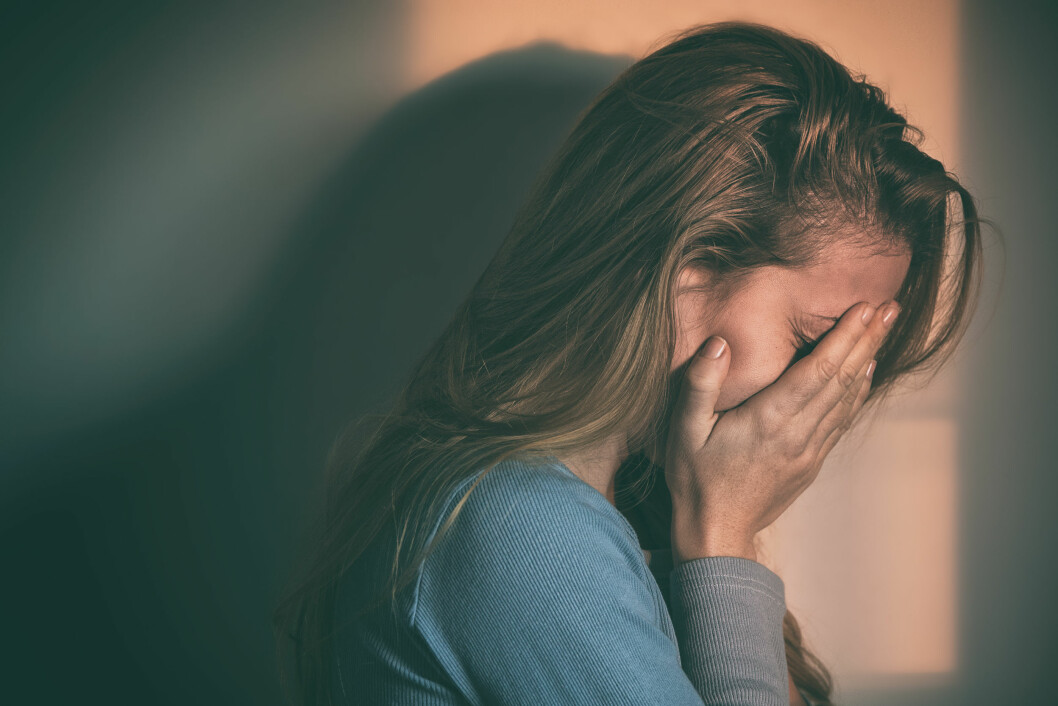 VÆR DIREKTE: Du bør spørre rett ut dersom du tror en venn tenker på selvmord. Foto: Shutterstock / Marjan Apostolovic VÆR DIREKTE: Du bør spørre rett ut dersom du tror en venn tenker på selvmord. Foto: Shutterstock / Marjan Apostolovic