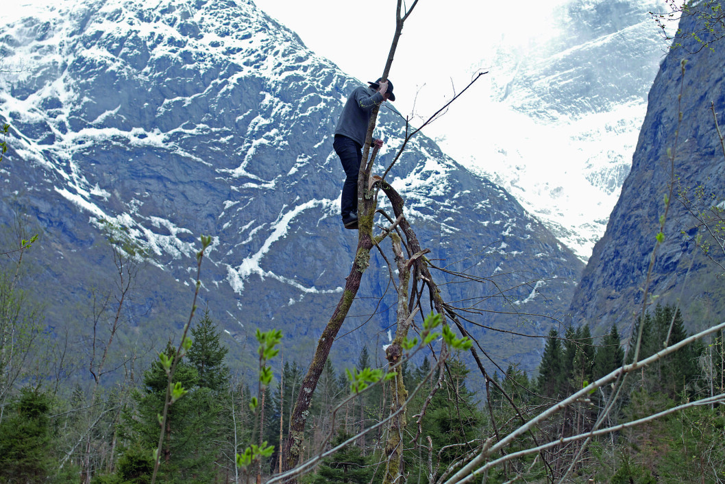 UT I NATUREN: Stian Korntved Ruud sanker materialer til skulpturserien "Loen". Foto: Kneip UT I NATUREN: Stian Korntved Ruud sanker materialer til skulpturserien "Loen". Foto: Kneip