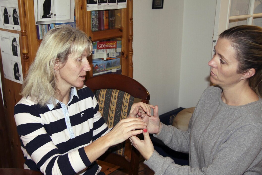 <strong>GOD HJELP:</strong> Taktilt tegnspråk med tolk Tonje Knudsen-Øy er nyttig når Berit ikke oppfatter hva som sies, som når bakgrunnsstøy forstyrrer. Foto: Lars O. Gulbrandsen <strong>GOD HJELP:</strong> Taktilt tegnspråk med tolk Tonje Knudsen-Øy er nyttig når Berit ikke oppfatter hva som sies, som når bakgrunnsstøy forstyrrer. Foto: Lars O. Gulbrandsen