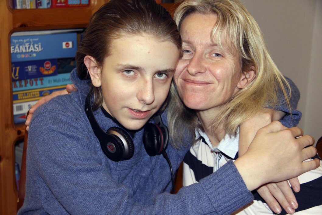 <strong>NÆRT FORHOLD:</strong> Berøring er viktig når Berit kommuniserer med sønnen Haldor (14), datteren Hanne Sofie og også alle andre. Foto: Lars O. Gulbrandsen <strong>NÆRT FORHOLD:</strong> Berøring er viktig når Berit kommuniserer med sønnen Haldor (14), datteren Hanne Sofie og også alle andre. Foto: Lars O. Gulbrandsen