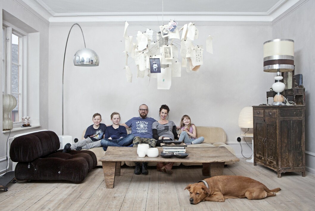 FAMILIEN: Denne kjernefamilien skal om kort tid utvides med et juniormedlem som for øyeblikket holder til i Maries mage. Bill og Marie med sønnene Otto og Vidar til venstre, samt datteren Ingrid til høyre. Foto: Saerun Noren FAMILIEN: Denne kjernefamilien skal om kort tid utvides med et juniormedlem som for øyeblikket holder til i Maries mage. Bill og Marie med sønnene Otto og Vidar til venstre, samt datteren Ingrid til høyre. Foto: Saerun Noren