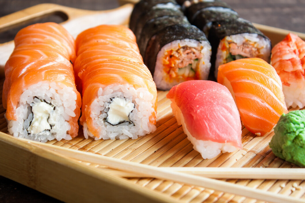 SUSHI: Eksperten anbefaler deg å bruke oppdrettslaks når du lager sushi da den er fri for parasitter. Foto: Shutterstock / YuliiaHolovchenko SUSHI: Eksperten anbefaler deg å bruke oppdrettslaks når du lager sushi da den er fri for parasitter. Foto: Shutterstock / YuliiaHolovchenko