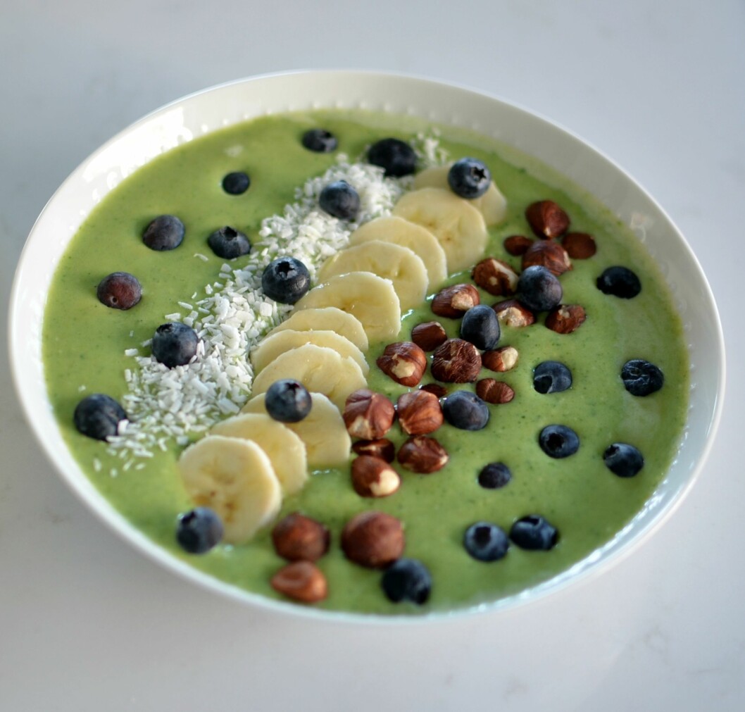 GREEN BOWL: Topp gjerne smoothien med crunchy müsli, bær, frø og nøtter. Foto: Karoline Nordbø GREEN BOWL: Topp gjerne smoothien med crunchy müsli, bær, frø og nøtter. Foto: Karoline Nordbø