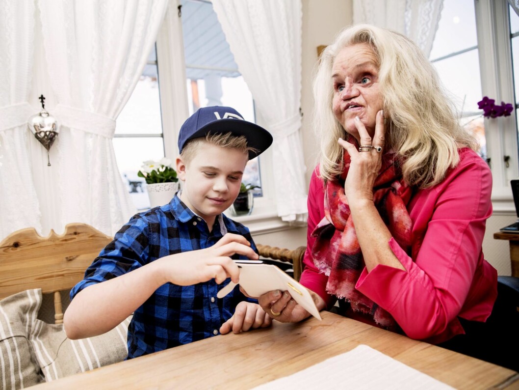 MYE HJELP I TEKNOLOGIEN: Ritas barnebarn, Stian (13), forklarer når bestemors iPhone har fått nye funksjoner.
Foto: Jon Anders Skau MYE HJELP I TEKNOLOGIEN: Ritas barnebarn, Stian (13), forklarer når bestemors iPhone har fått nye funksjoner.
Foto: Jon Anders Skau