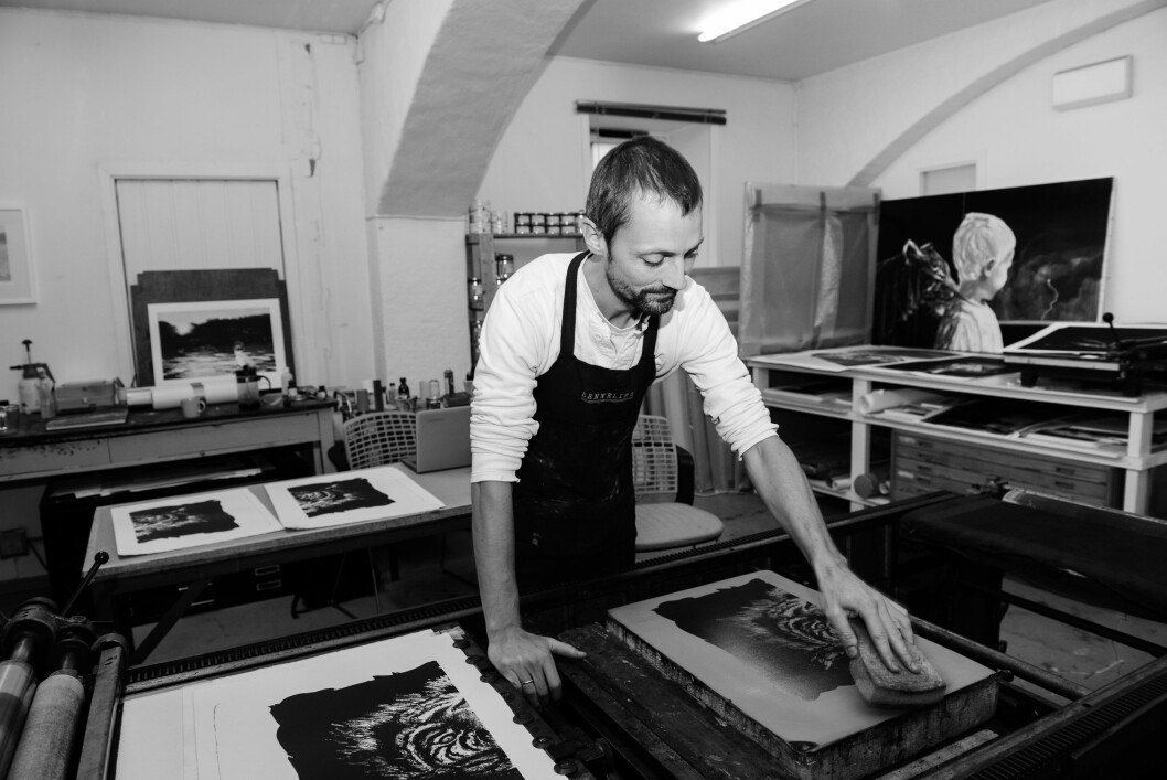 HÅNDVERKET VIKTIG: Hvaring bruker ofte digitale verktøy i arbeidsprosessen, men er klar på at det bør skje på grafikkens premisser. Foto: Christina Gothe Schultz HÅNDVERKET VIKTIG: Hvaring bruker ofte digitale verktøy i arbeidsprosessen, men er klar på at det bør skje på grafikkens premisser. Foto: Christina Gothe Schultz