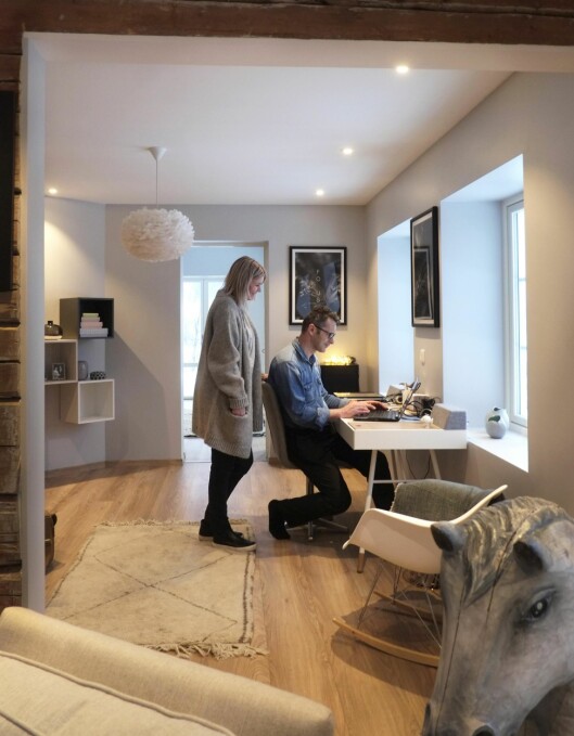 LUFTIG KONTOR: Det er kjekt å ha en liten kontorkrok sentralt i huset der hele familien kan sitte og jobbe. Kontoret ligger mellom stua og biblioteket, som skimtes innerst. Foto: Hege Landrø Johnsen LUFTIG KONTOR: Det er kjekt å ha en liten kontorkrok sentralt i huset der hele familien kan sitte og jobbe. Kontoret ligger mellom stua og biblioteket, som skimtes innerst. Foto: Hege Landrø Johnsen