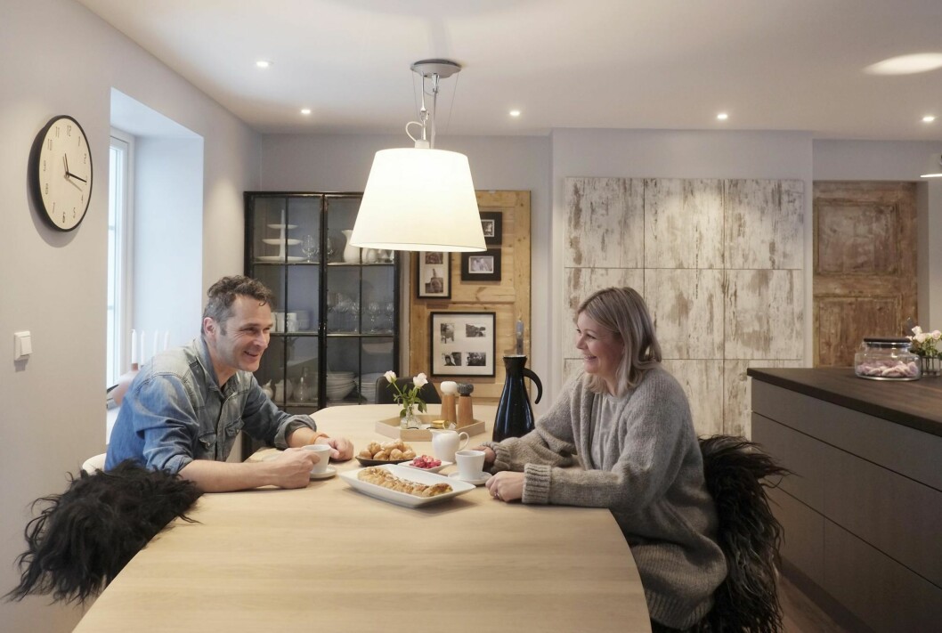 FORMIDDAGSKAFFE: Siden Anne Britt har arbeidsplassen sin på gården og Jo Bjørn har utradisjonell arbeidstid som flyger i SAS, hender det ofte at paret tar formiddagskaffen sammen. I stolene ligger feller fra norsk villsau. Foto: Hege Landrø Johnsen FORMIDDAGSKAFFE: Siden Anne Britt har arbeidsplassen sin på gården og Jo Bjørn har utradisjonell arbeidstid som flyger i SAS, hender det ofte at paret tar formiddagskaffen sammen. I stolene ligger feller fra norsk villsau. Foto: Hege Landrø Johnsen
