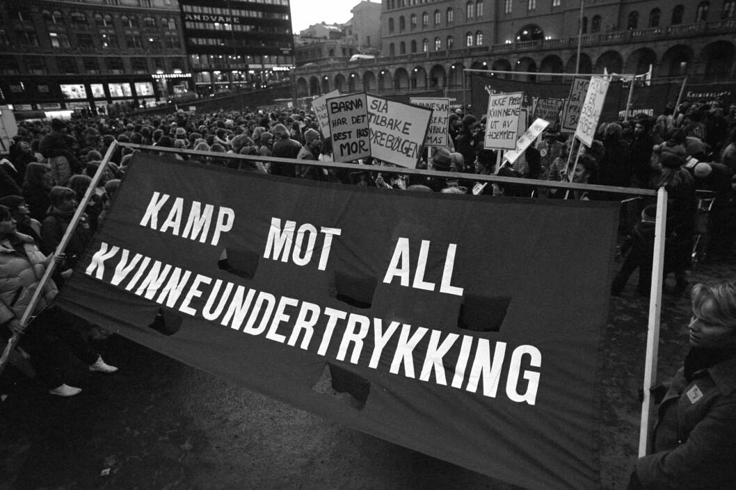 KVINNEDAGEN: I anledning den viktige og tradisjonsrike Kvinnedagen 8. mars arrangeres det i Trondheim et «POPUP-feministhus» i et tomt butikklokale i Olavshallen, hvor det blant annet blir workshops og debatter. Dette bildet er tatt på Youngstorget i Oslo under demonstrasjonstoget som ble holdt nettopp på kvinnedagen 8. mars i 1982. Foto: NTB Scanpix KVINNEDAGEN: I anledning den viktige og tradisjonsrike Kvinnedagen 8. mars arrangeres det i Trondheim et «POPUP-feministhus» i et tomt butikklokale i Olavshallen, hvor det blant annet blir workshops og debatter. Dette bildet er tatt på Youngstorget i Oslo under demonstrasjonstoget som ble holdt nettopp på kvinnedagen 8. mars i 1982. Foto: NTB Scanpix