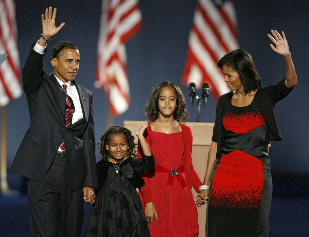 SLIK VI HUSKER DEM: Malia og Sasha Obama fotografert side om side med pappa Barack Obama og mamma Michelle Obama samme kveld som det ble kjent at han hadde vunnet presidentvalget i USA 4. november 2008. Foto: NTB Scanpix SLIK VI HUSKER DEM: Malia og Sasha Obama fotografert side om side med pappa Barack Obama og mamma Michelle Obama samme kveld som det ble kjent at han hadde vunnet presidentvalget i USA 4. november 2008. Foto: NTB Scanpix