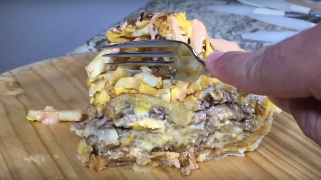 MIDDAG DAGEN DERPÅ: Serverer du en In-N-Out Pie dagen derpå vil kjæresten din garantert elsker deg noen hakk høyere. Foto: Skjermdump YouTube MIDDAG DAGEN DERPÅ: Serverer du en In-N-Out Pie dagen derpå vil kjæresten din garantert elsker deg noen hakk høyere. Foto: Skjermdump YouTube