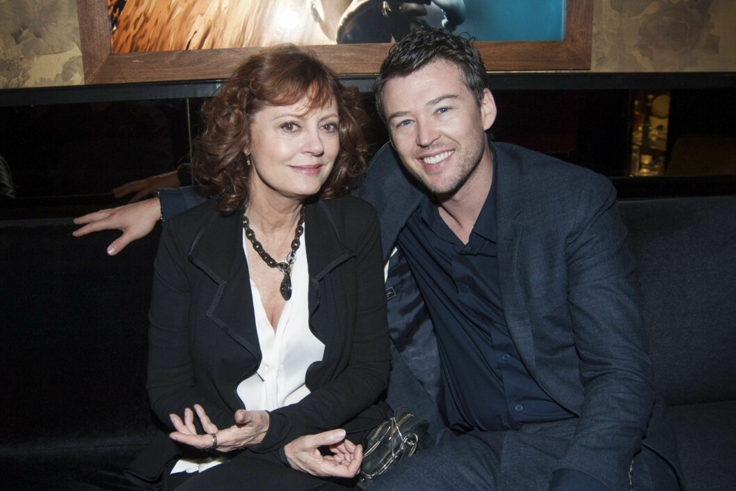 AV OG PÅ: I dag er det ukjent om Susan Sarandon og Jonathan Bricklin fortsatt er i et forhold eller ei. Duoen gjorde det slutt i 2015, men har blitt oberservert sammen flere ganger i ettertid. Foto: Skjermdump fra Twitter AV OG PÅ: I dag er det ukjent om Susan Sarandon og Jonathan Bricklin fortsatt er i et forhold eller ei. Duoen gjorde det slutt i 2015, men har blitt oberservert sammen flere ganger i ettertid. Foto: Skjermdump fra Twitter