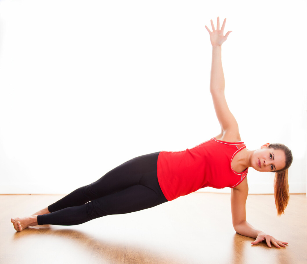 SIDEPLANKE: Her er det viktig at hofta/bekkenet ikke faller ned mot bakken. Foto: oliophotography - Fotolia SIDEPLANKE: Her er det viktig at hofta/bekkenet ikke faller ned mot bakken. Foto: oliophotography - Fotolia