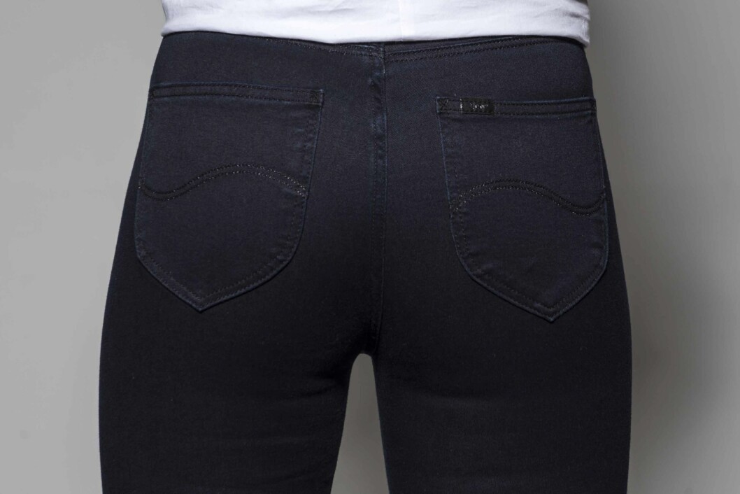 MØRK VASK OG STORE LOMMER: Dersom du ønsker å få rumpa til å se mindre ut, bør du gå for et par jeans med mørk vask og store lommer. Foto: Solveig Selj MØRK VASK OG STORE LOMMER: Dersom du ønsker å få rumpa til å se mindre ut, bør du gå for et par jeans med mørk vask og store lommer. Foto: Solveig Selj