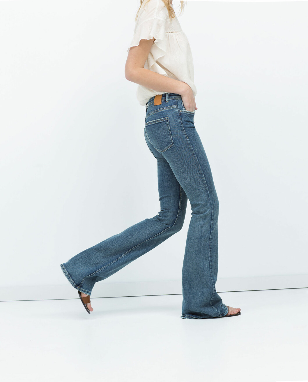 BOOTCUT: Ikke sikker på hva det er? Det er rett og slett jeans med sleng - sånn som denne. Foto: Scanpix BOOTCUT: Ikke sikker på hva det er? Det er rett og slett jeans med sleng - sånn som denne. Foto: Scanpix