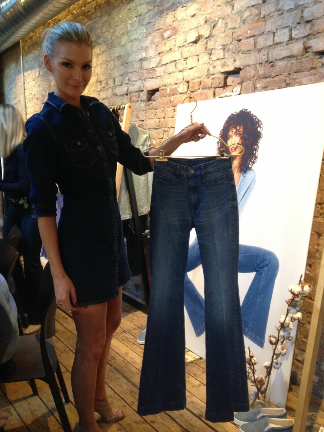 KATHRINE SØRLAND: Modellen viser deg hvilke jeans som kan passe til din form. Les alle tipsene i saken! Foto: Ida Sandli Jensen KATHRINE SØRLAND: Modellen viser deg hvilke jeans som kan passe til din form. Les alle tipsene i saken! Foto: Ida Sandli Jensen