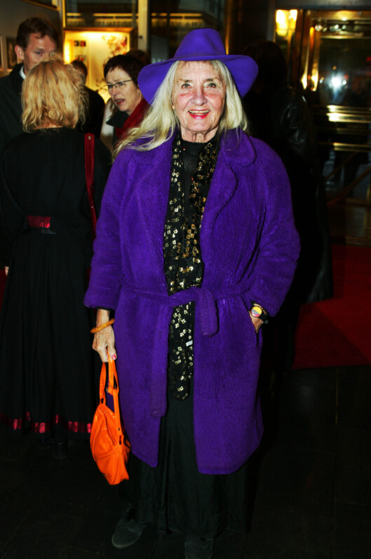 <strong>FARGERIK:</strong> Sossen Krogh skilte seg alltid ut, og elsket å bruke farger. En ekte diva! Her fra premiere på Edit Piaf på Det Norske Teatret i 2004. Foto: NTB Scanpix <strong>FARGERIK:</strong> Sossen Krogh skilte seg alltid ut, og elsket å bruke farger. En ekte diva! Her fra premiere på Edit Piaf på Det Norske Teatret i 2004. Foto: NTB Scanpix