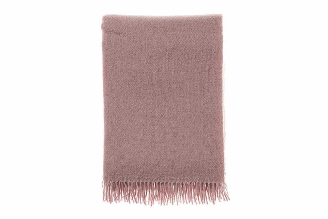 <strong>GAMMELROSA:</strong> «Domino» ullpledd med frynser, 130 x 200 cm (kr 499, Skeidar).
Foto: Produsenten <strong>GAMMELROSA:</strong> «Domino» ullpledd med frynser, 130 x 200 cm (kr 499, Skeidar).
Foto: Produsenten
