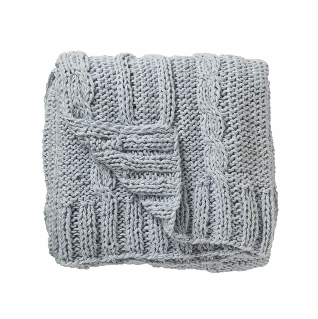 <strong>STÅLBLÅTT:</strong> Strikket pledd, 127 x 152 cm (kr 1299, Bloomingville).
Foto: Produsenten <strong>STÅLBLÅTT:</strong> Strikket pledd, 127 x 152 cm (kr 1299, Bloomingville).
Foto: Produsenten