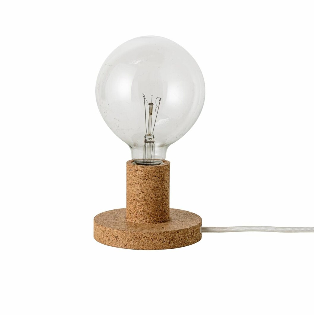 <strong>HELT KORKA:</strong> Bordlampe med korkfot, høyde korkfoten 6,5 cm (kr 799, Bloomingville). Foto: Produsenten <strong>HELT KORKA:</strong> Bordlampe med korkfot, høyde korkfoten 6,5 cm (kr 799, Bloomingville). Foto: Produsenten