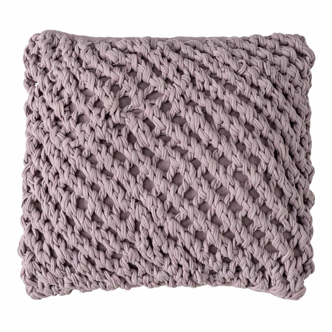 <strong>SYRINLILLA:</strong> Røft flettet putetrekk i bomull, lerretsbakside, 45 x 45 cm (kr 599, Bloomingville).
Foto: Produsenten <strong>SYRINLILLA:</strong> Røft flettet putetrekk i bomull, lerretsbakside, 45 x 45 cm (kr 599, Bloomingville).
Foto: Produsenten