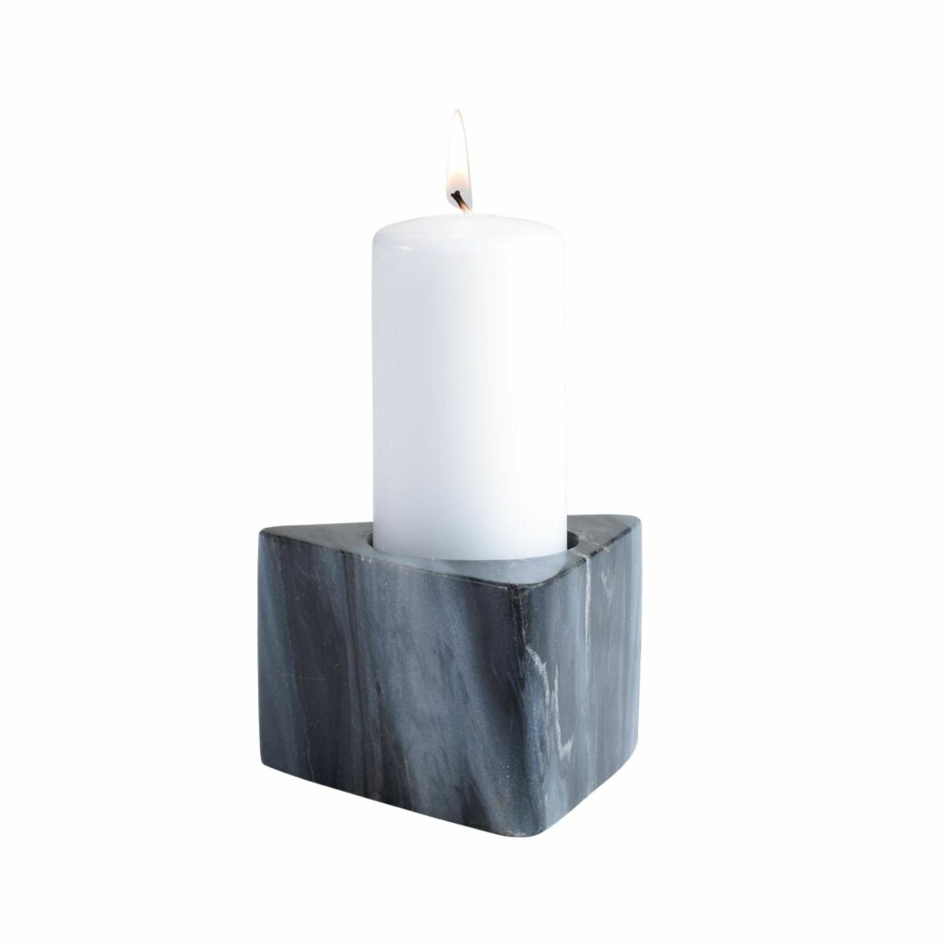 <strong>TRIANGEL:</strong> Lysestake i marmor til kubbelys eller telys, 4 cm høy, finnes i flere størrelser (fra kr 279, Bolia).
Foto: Produsenten <strong>TRIANGEL:</strong> Lysestake i marmor til kubbelys eller telys, 4 cm høy, finnes i flere størrelser (fra kr 279, Bolia).
Foto: Produsenten