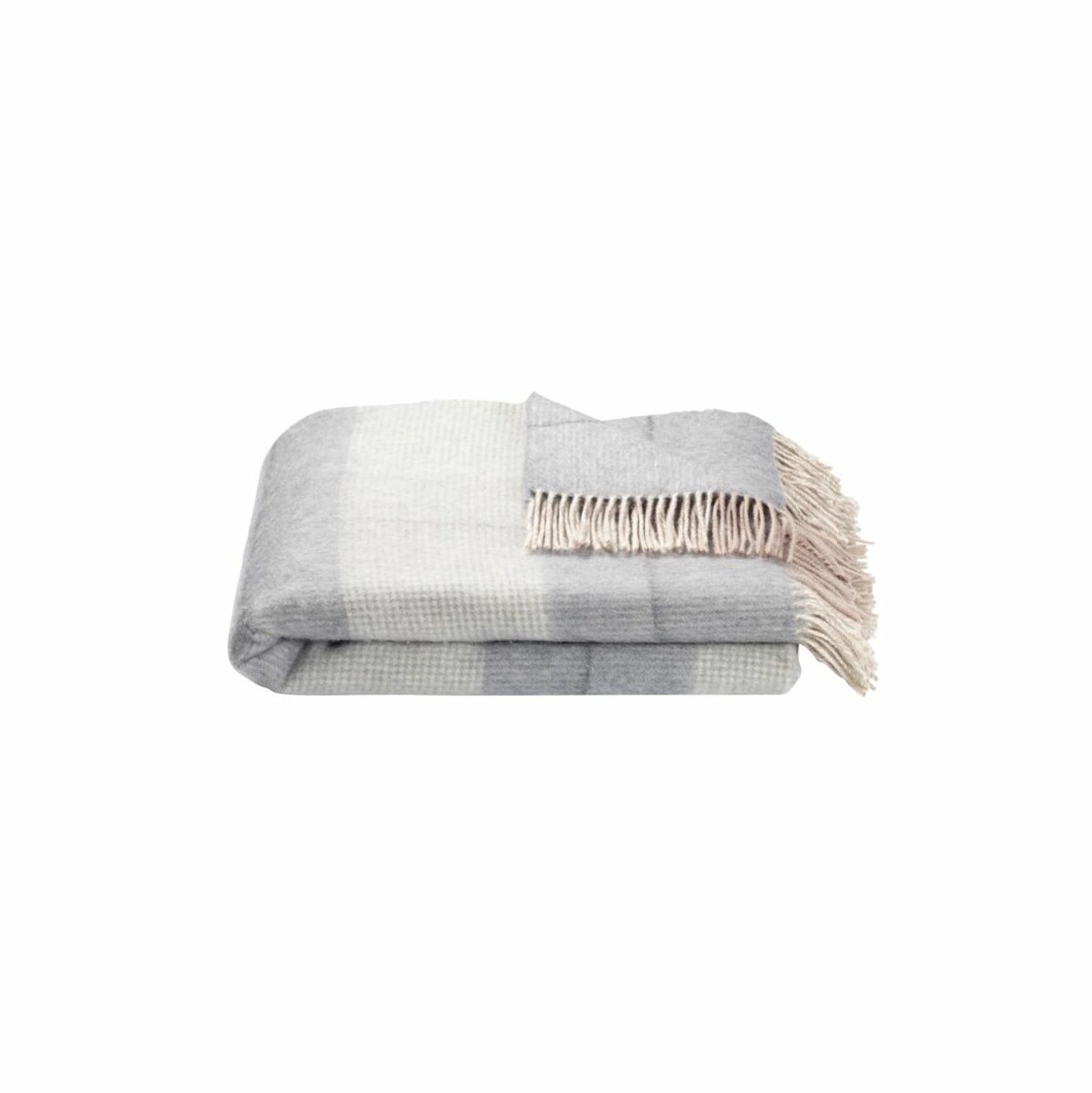 <strong>MYKT:</strong> «Murano» pledd i grånyanser, 180 x 130 cm (kr 1399, Bolia). Foto: Produsenten <strong>MYKT:</strong> «Murano» pledd i grånyanser, 180 x 130 cm (kr 1399, Bolia). Foto: Produsenten