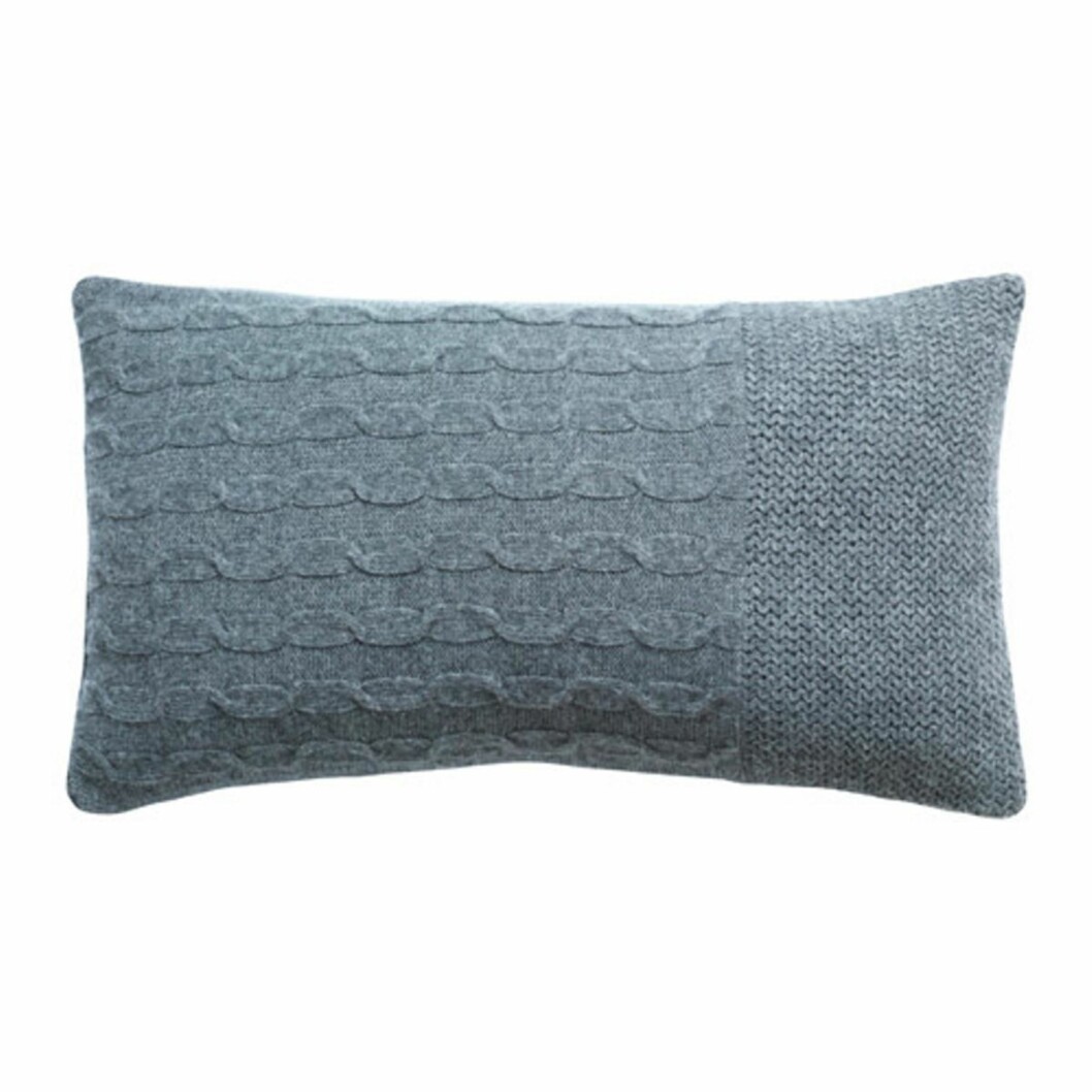 <strong>FLETTET:</strong> «Isgata» strikket pute i ull og nylon, 70 x 40 cm (kr 198, Ikea). Foto: Produsenten <strong>FLETTET:</strong> «Isgata» strikket pute i ull og nylon, 70 x 40 cm (kr 198, Ikea). Foto: Produsenten