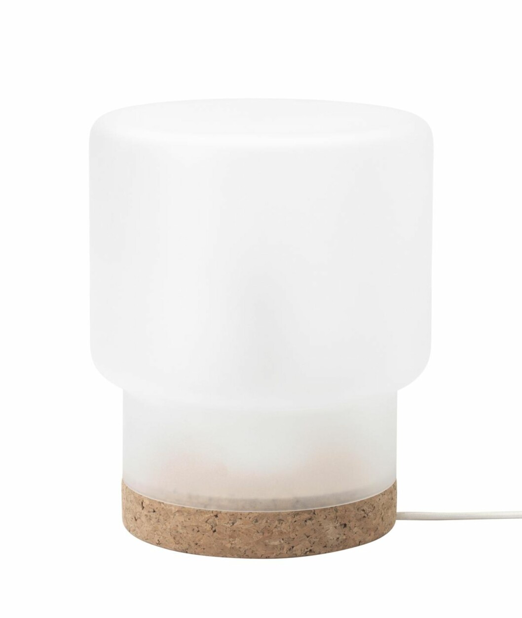 <strong>FROSTET:</strong> «Sinnerlig» bordlampe i frostet glass med korkbunn, høyde 22 cm (kr 295, Ikea).
Foto: Produsenten <strong>FROSTET:</strong> «Sinnerlig» bordlampe i frostet glass med korkbunn, høyde 22 cm (kr 295, Ikea).
Foto: Produsenten